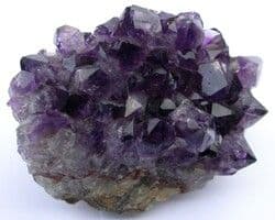 https://cdn.gdch.de/prod/csm_Amethyst_Druse_Wiki_kompri_8439531b1f_610778b3b8.jpg