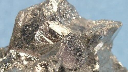 https://cdn.gdch.de/prod/csm_Antimony_201382_Wikipedia_a9e24e220e_d426cdf42f.jpg