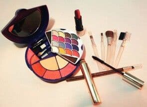 https://cdn.gdch.de/prod/csm_Cosmetics_Mikroplastik_Wikipedia_49488851ab_027a8b7d21.jpg