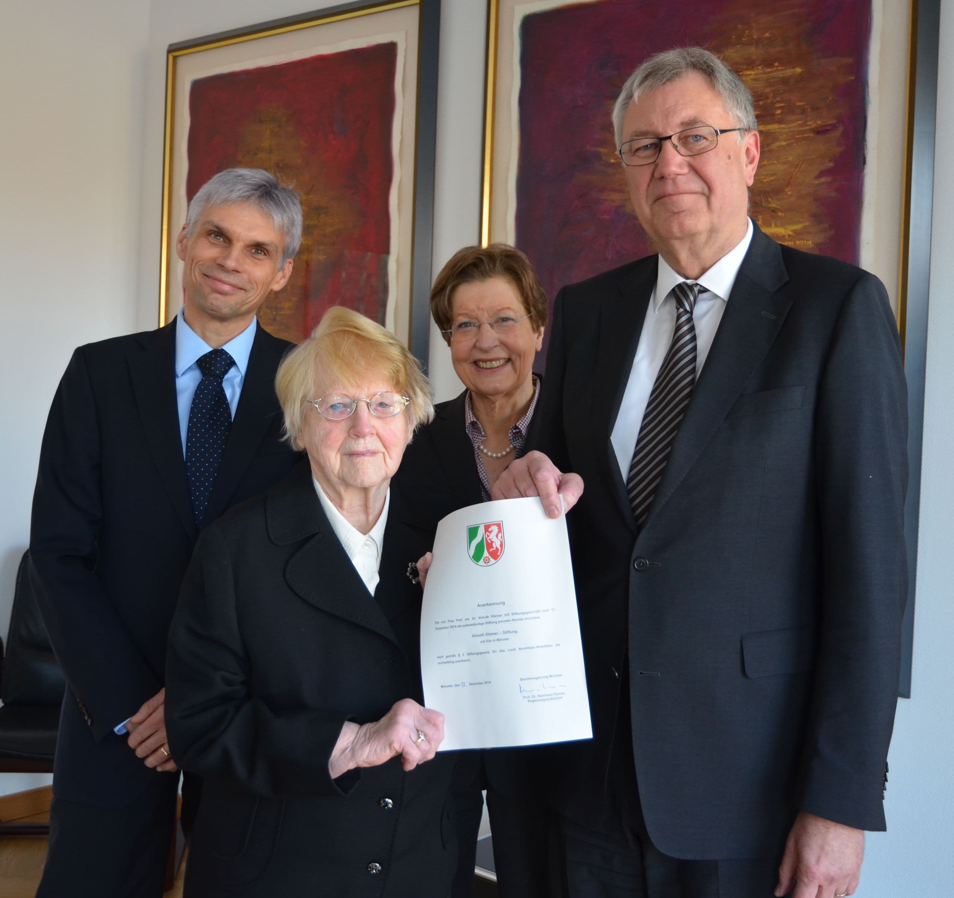 Übergabe der Anerkennungsurkunde A. Klemer durch Regierungspräsidenten Prof. Dr. Reinhard Klenke. 