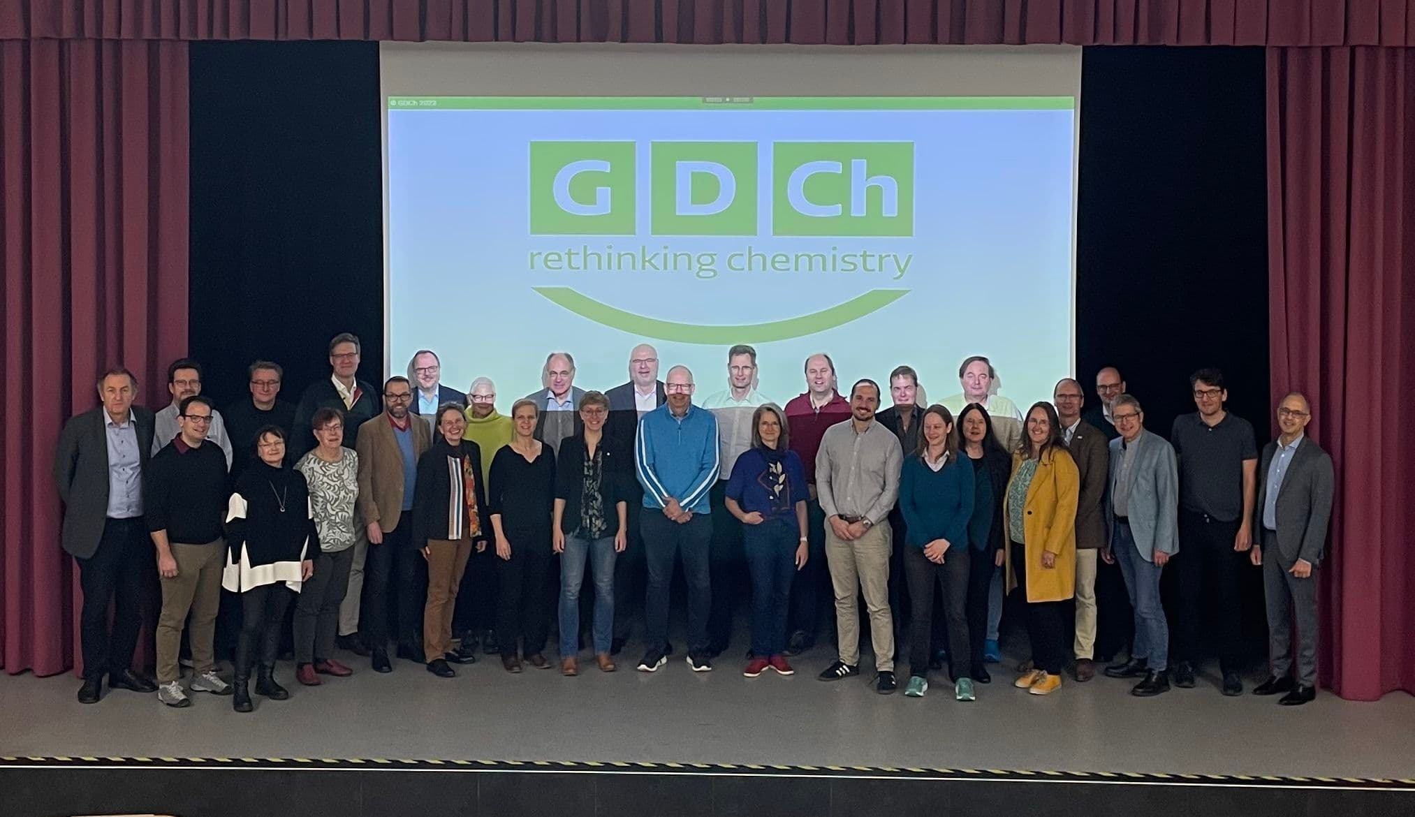etwa 20 Personen stehtn vor dem GDCh-Rethinking Chemistry-Logo
