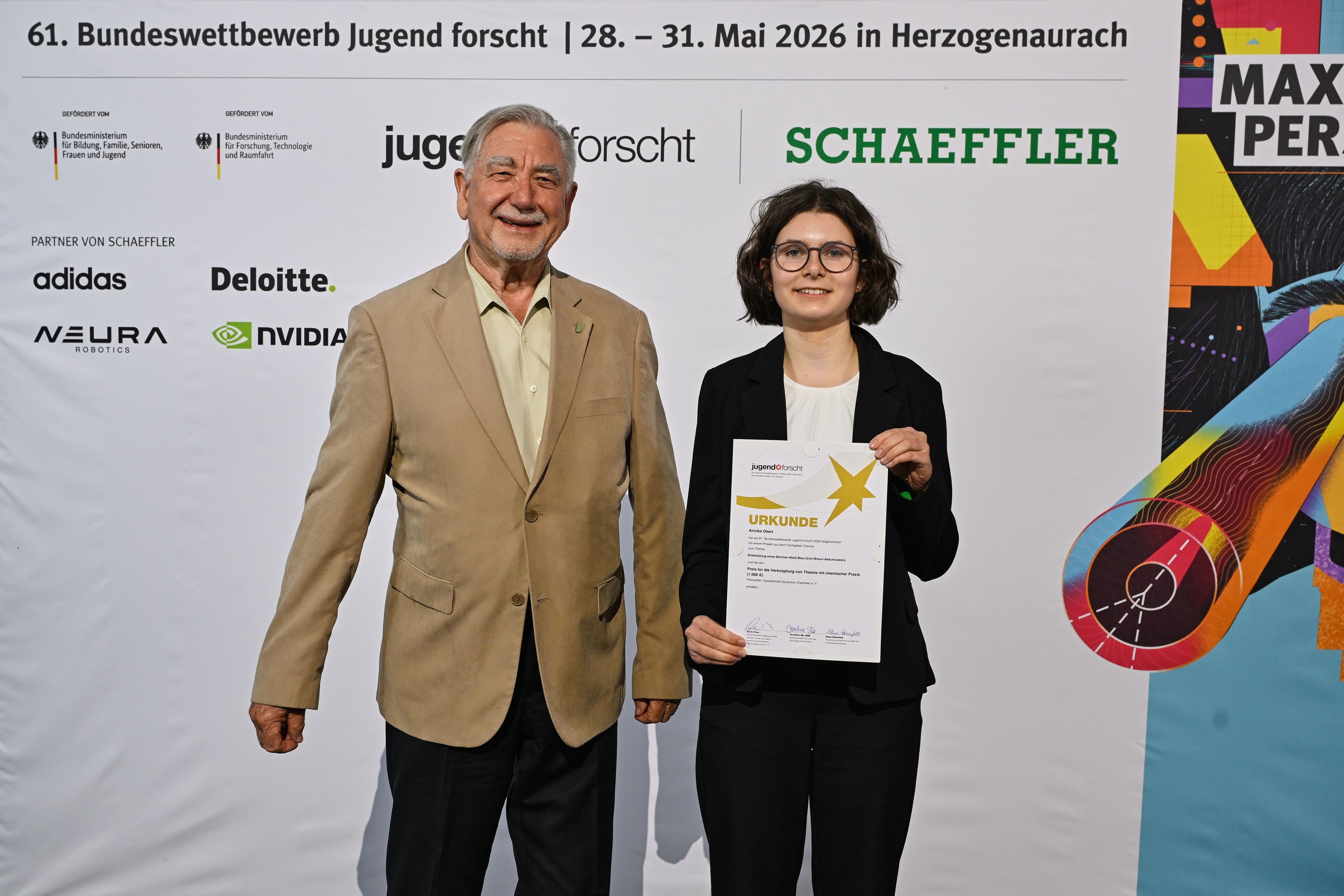 Annika Obert erhielt den „Themenpreis für die Verknüpfung von Theorie mit chemischer Praxis“ der GDCh im Rahmen des Wettbewerbs „Jugend forscht“. GDCh-Vorstandsmitglied Prof. Dr. Klaus-Peter Jäckel überreichte der Jungforscherin die Auszeichnung. (c) Stiftung Jugend forscht e. V.