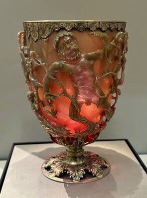 https://cdn.gdch.de/prod/csm_Glas_Abb5b_Roman_Lycurgus_Cup_red_080ee77f9e_464d92bf5e.jpg